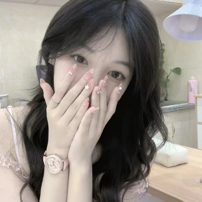 给小酒馆女子喝高杯酒
